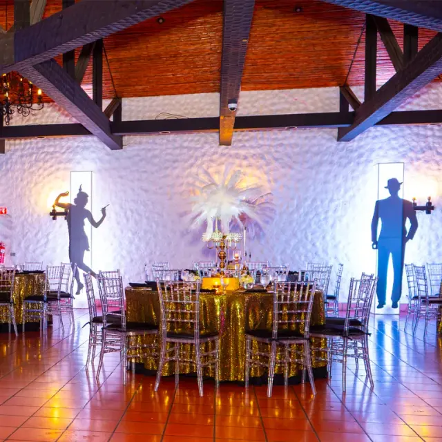 Decoración sofisticada con iluminación profesional para eventos premium