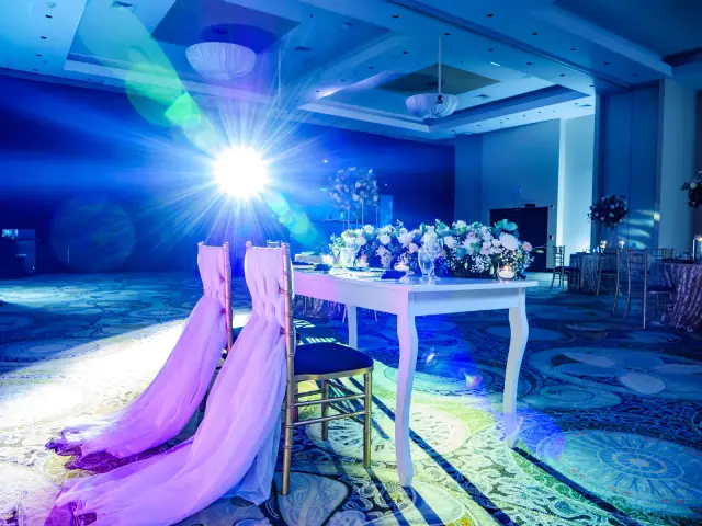Decoración elegante con flores y ambientación para eventos sociales