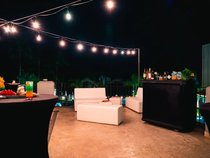 Cócteles ejecutivos elegantes servidos en evento corporativo