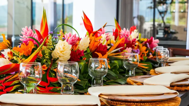 Mesa decorada para evento corporativo