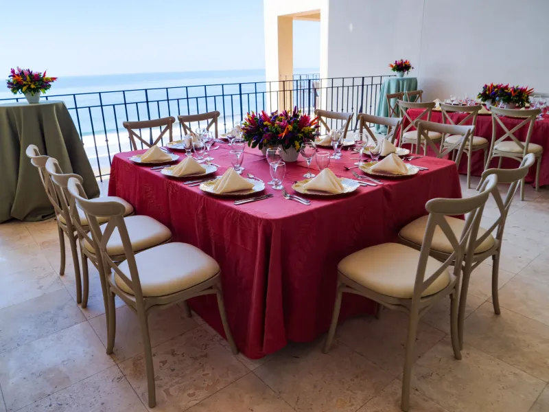 Catering y ambientación - Mesa decorada con elegancia frente al mar para eventos