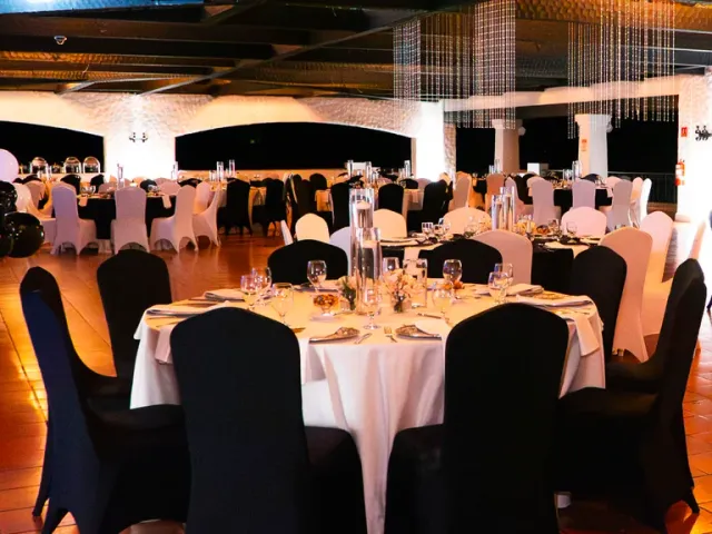Mobiliario premium para eventos - Mesas, sillas y salas lounge corporativas