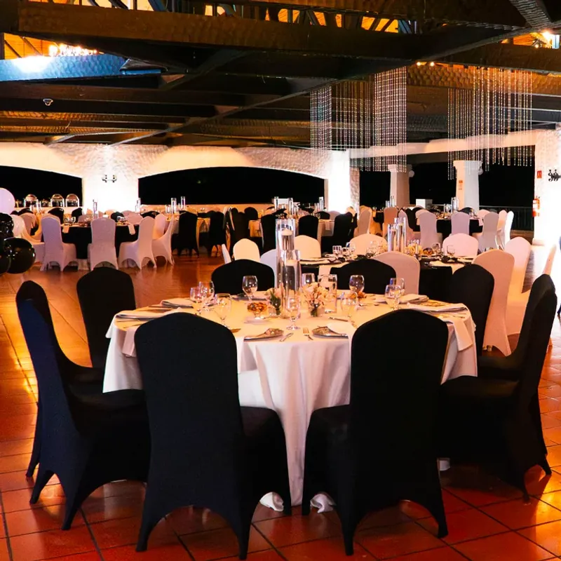 Alquiler de mobiliario premium InnovaSpot - Mesas, sillas y salas lounge para eventos corporativos