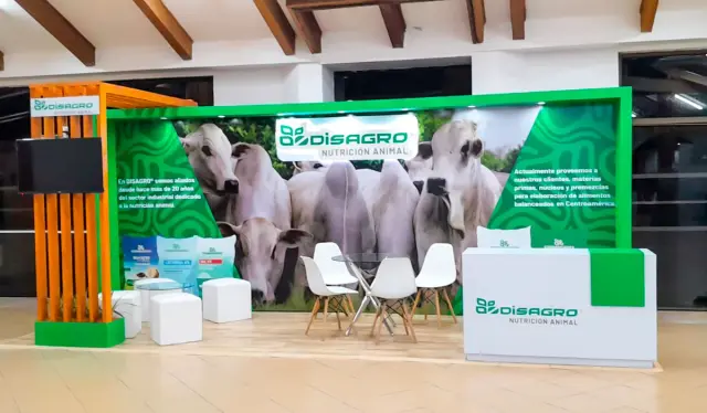 Stand comercial con diseño personalizado para ferias empresariales