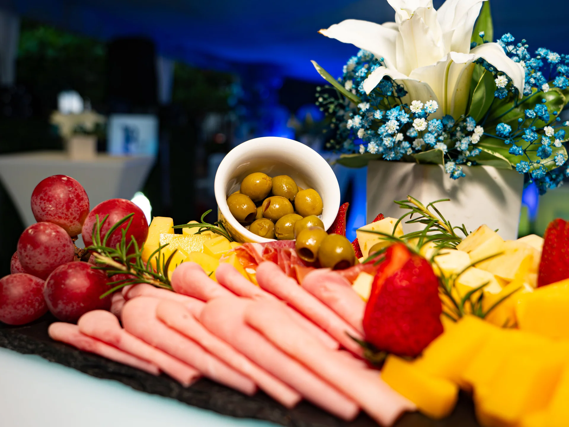 Mesa gourmet con presentación elegante para catering premium