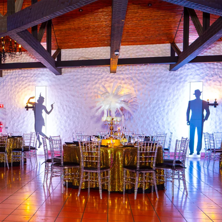 Decoración sofisticada con iluminación profesional para eventos premium
