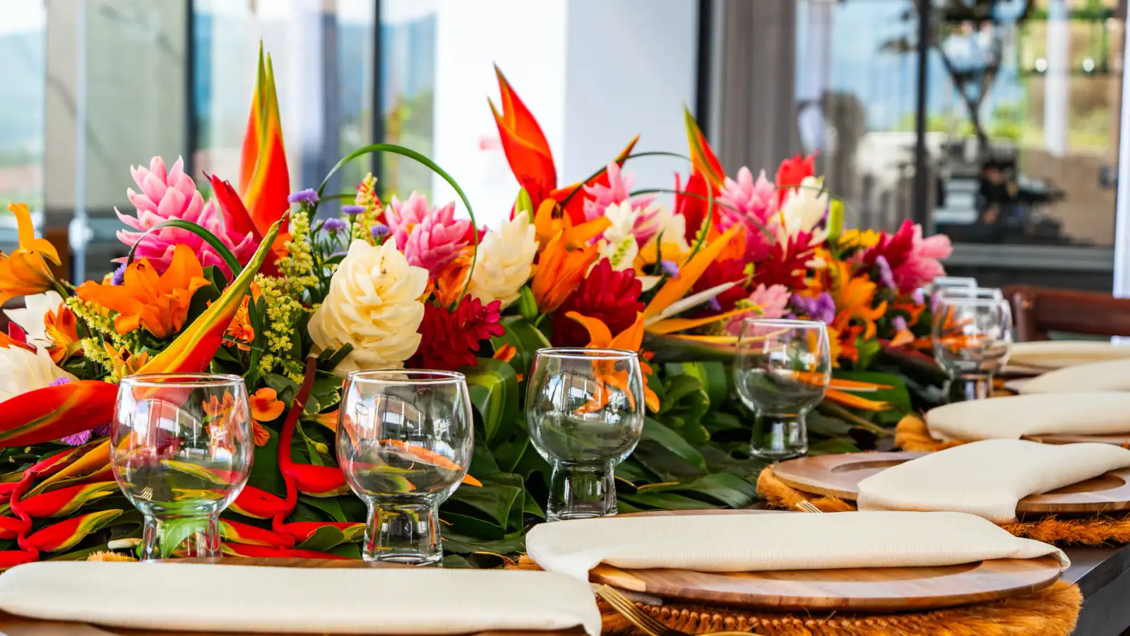 Mesa decorada para evento corporativo