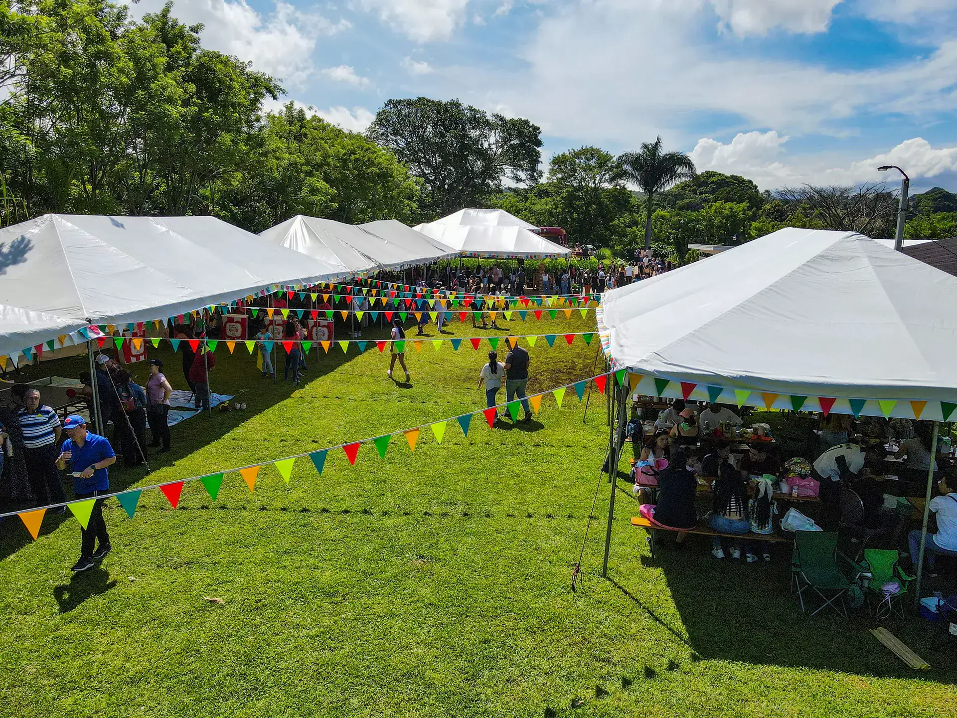 Empleados disfrutando actividades familiares en evento empresarial