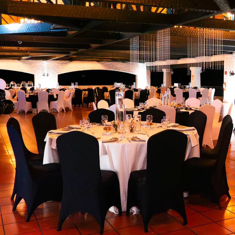 Mobiliario elegante y cristalería fina para cenas corporativas